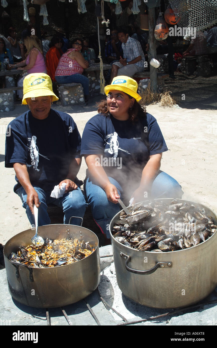 Un ristorante e un bar sulla spiaggia a Langebaan sulla costa Occidentale a nord di Città del Capo Sud Africa RSA cozze essendo cotti in pentole di grandi dimensioni Foto Stock