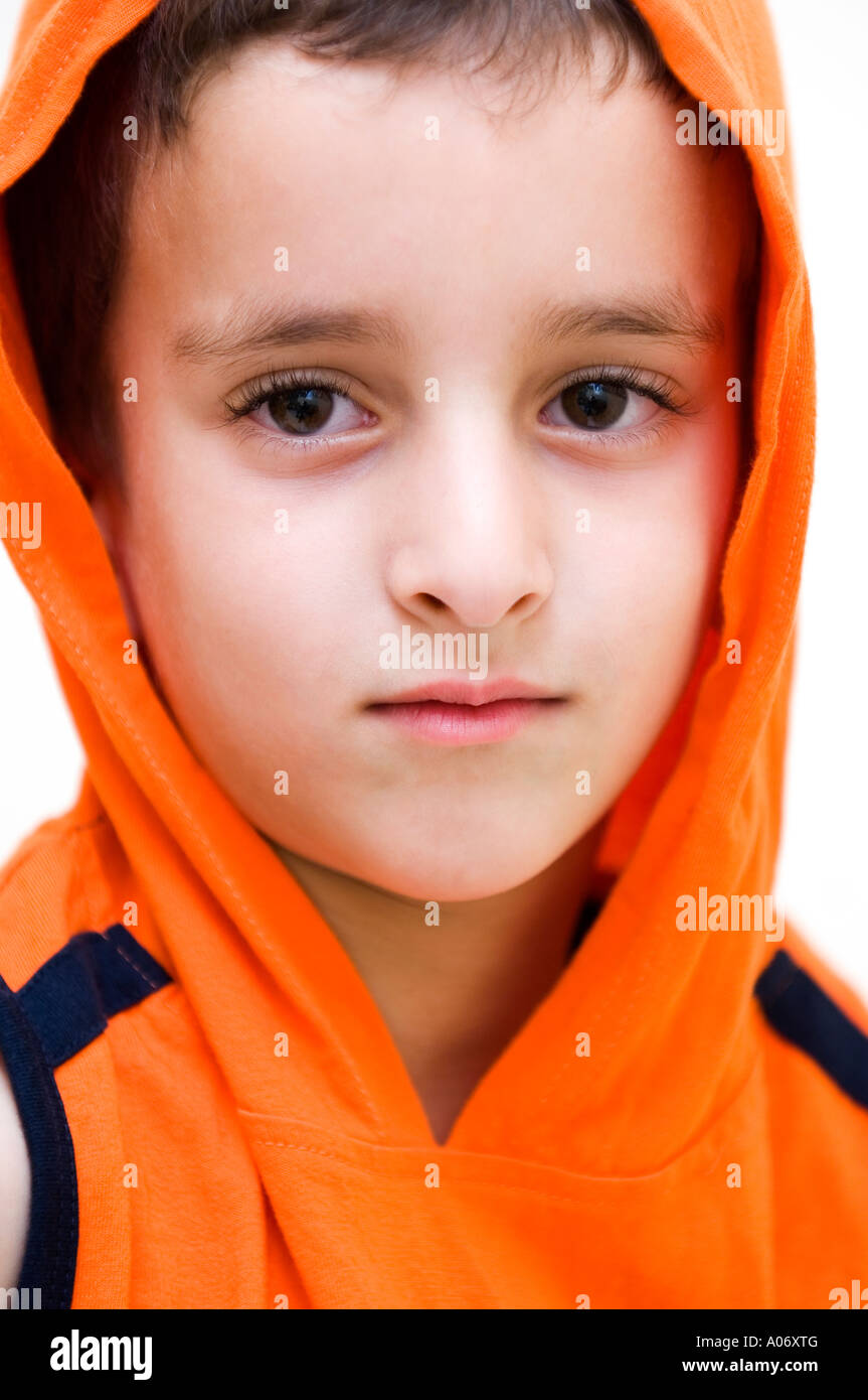 Close up di un giovane ragazzo con una cappa di aspirazione Foto Stock