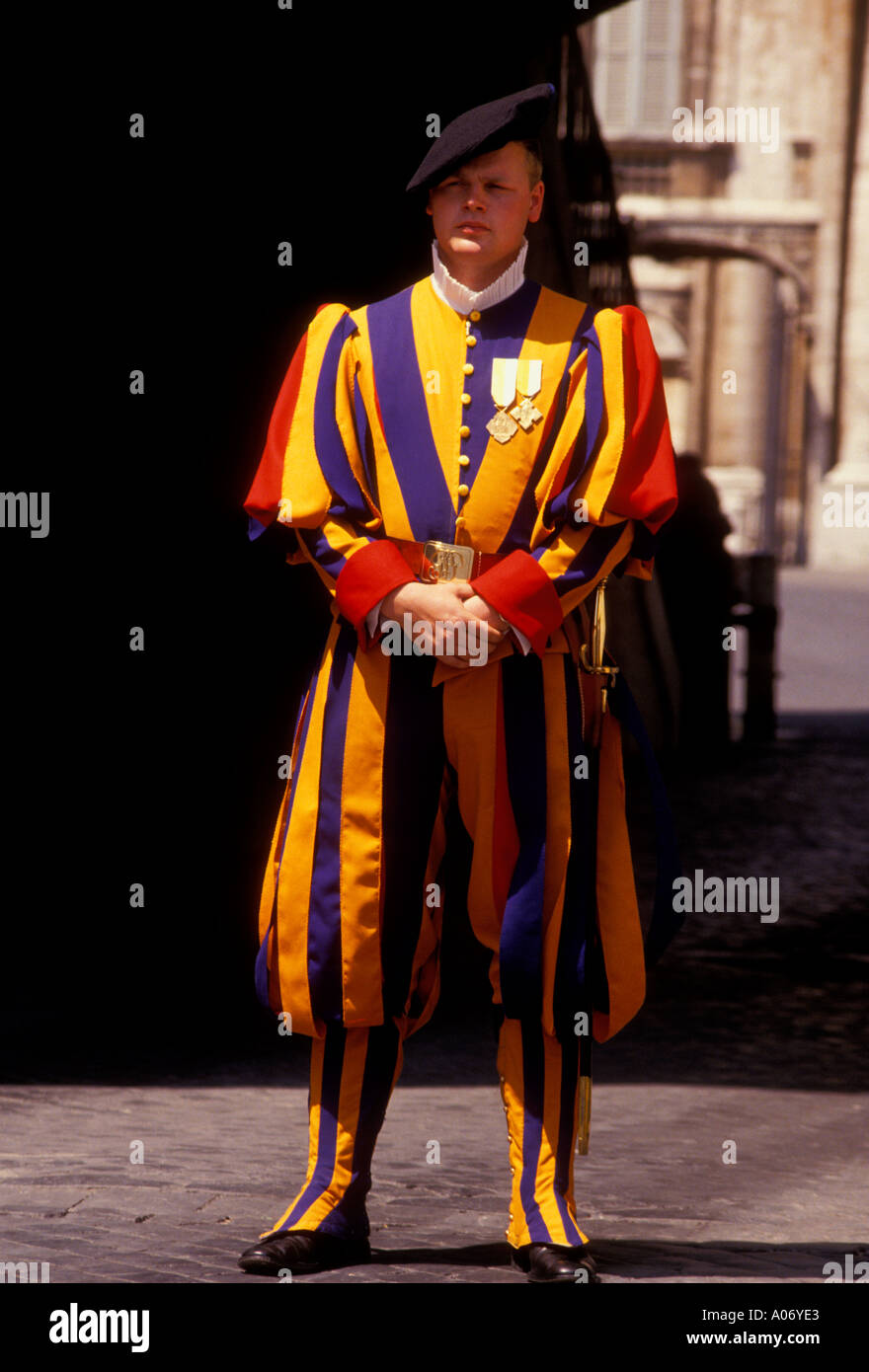 1, una guardia svizzera, uomo adulto, permanente al post, Città del Vaticano, Italia, Europa Foto Stock