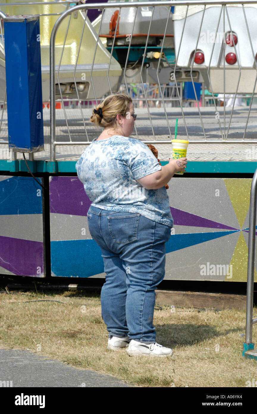 Donna obesa in sovrappeso molto grassa e pesante con bevanda di soda a fiera Foto Stock