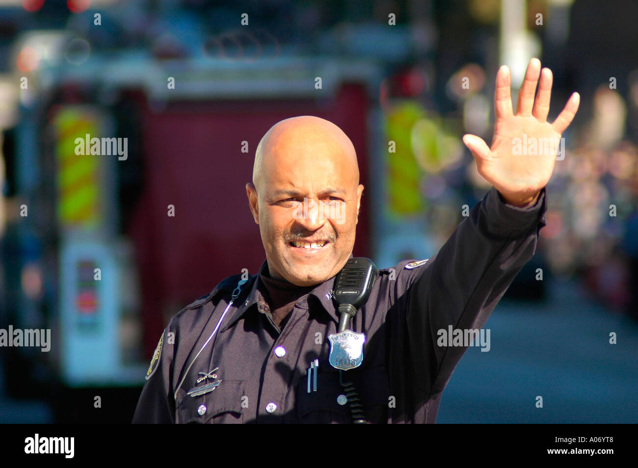 Poliziotto che dirige il traffico per andare o fermarsi ad Atlanta GA Black uomo di mezza età con testa calva via taglio di capelli Foto Stock