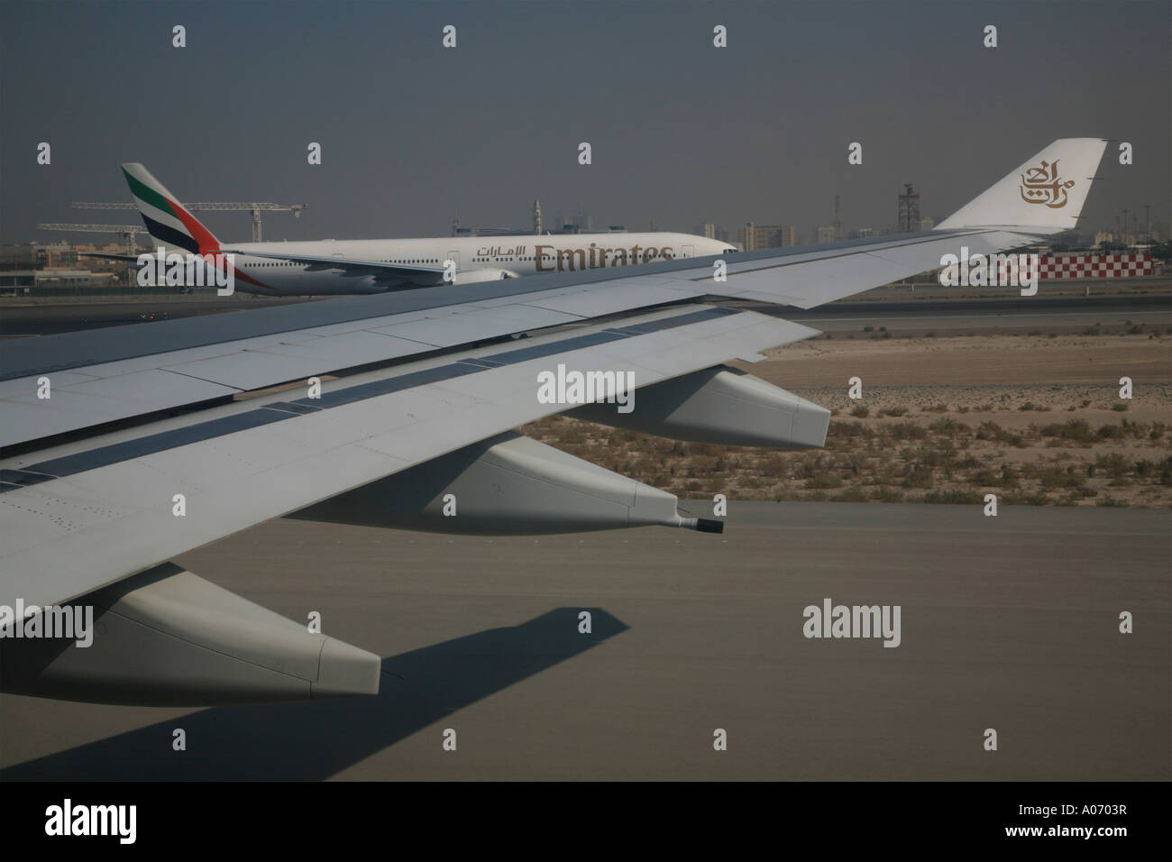 Emirates aereo sulla pista di rullaggio all'aeroporto internazionale di Dubai Emirati arabi uniti middel east Foto Stock