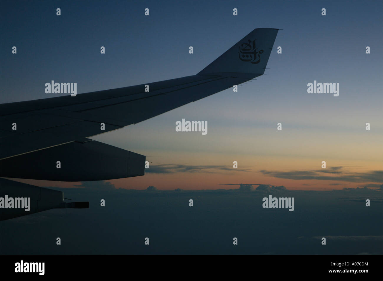 Crepuscolo e tramonto vista dall'aereo finestra che mostra i colori caldi nel cielo di sera Foto Stock