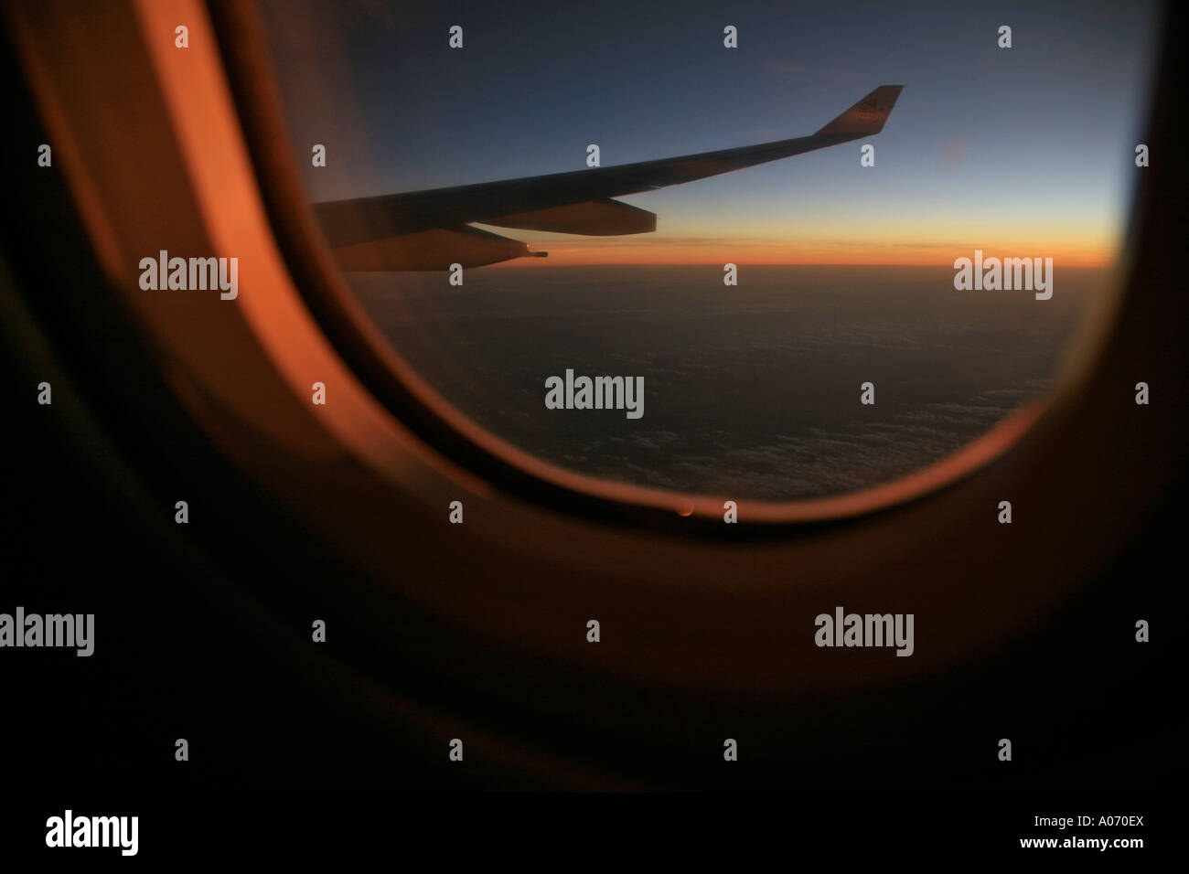 Crepuscolo e tramonto vista dall'aereo finestra che mostra i colori caldi nel cielo di sera Foto Stock