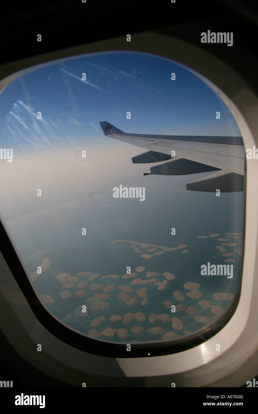 Vista dalla finestra di aeroplano di dubai world sito in costruzione isole di seguito in medio oriente su un aereo Emirates Foto Stock