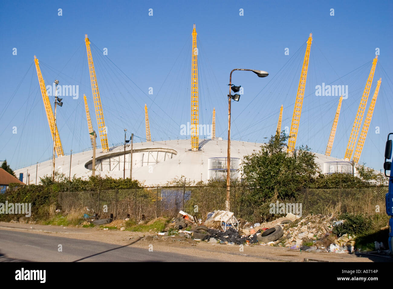 Millenium Dome e spazzatura/garbage nelle vicinanze, East London, Regno Unito Foto Stock