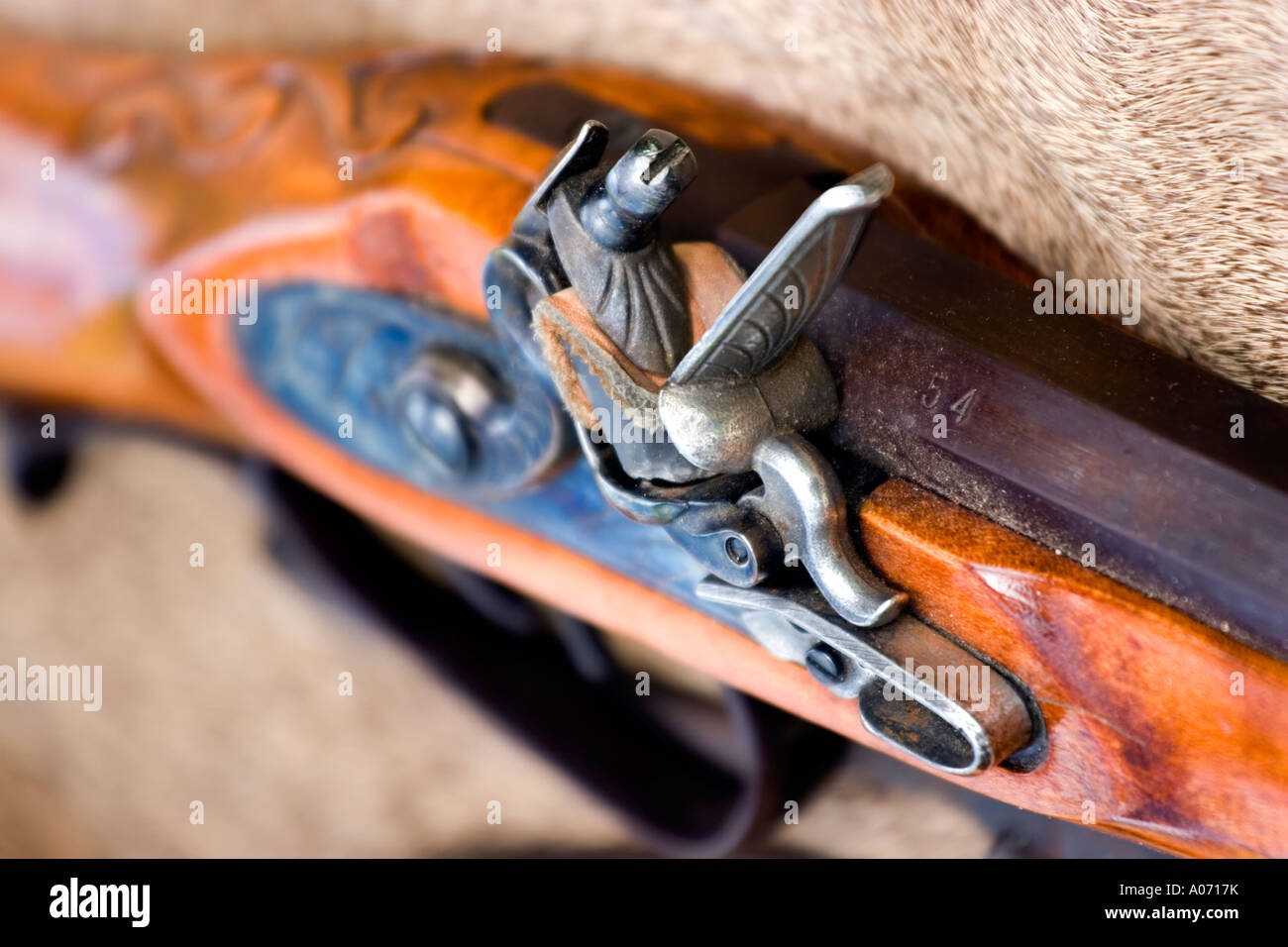 Fucile a pietra focaia serratura sulla pelle di cervo Foto Stock