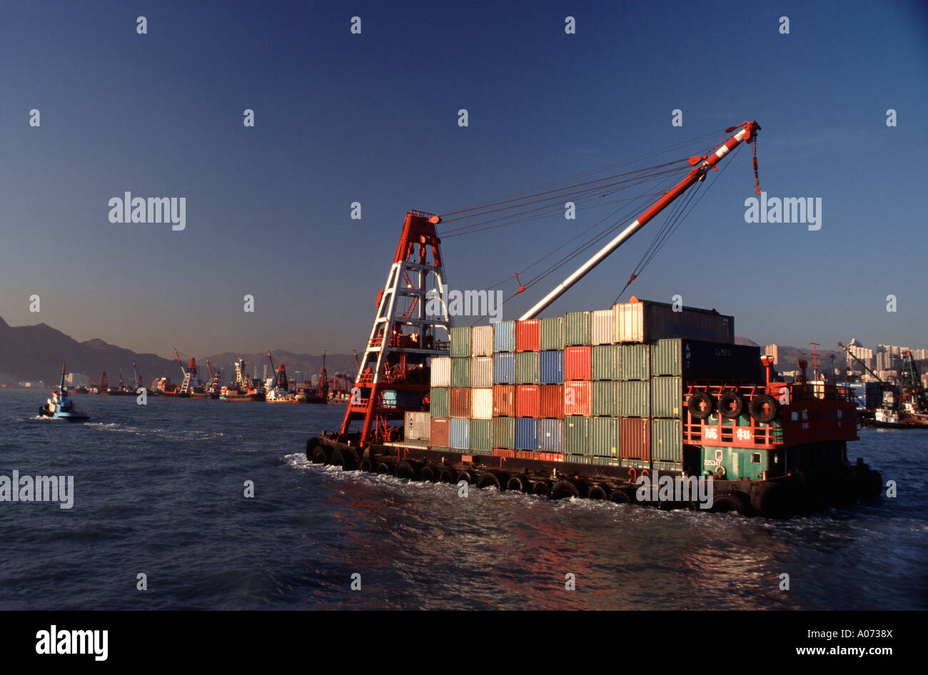 Intrusione di movimentazione container nel bel mezzo del discorso nel porto di Hong kong SAR fareast cina asia Foto Stock
