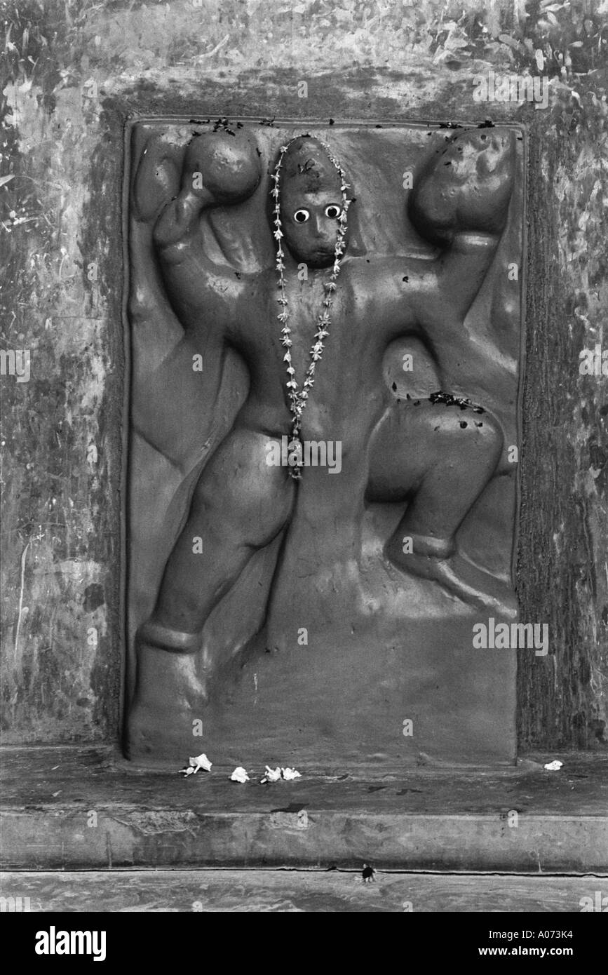 Hanuman scultura in pietra a Kanpur sulle rive del fiume Jamuna India Foto Stock