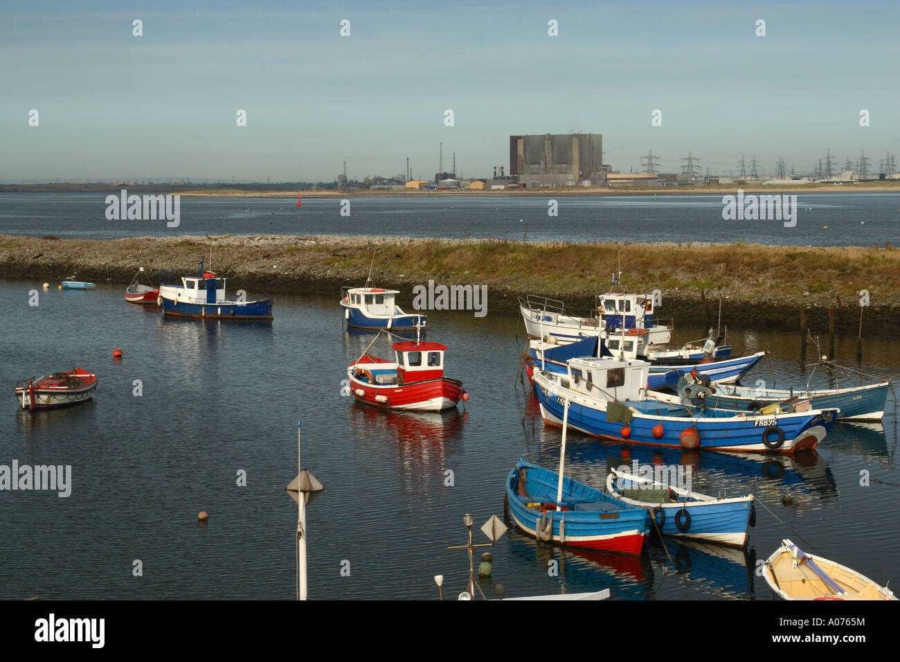 Vista guardando verso nord attraverso la bocca del Fiume Tees verso Hartlepool nuclear power station Foto Stock