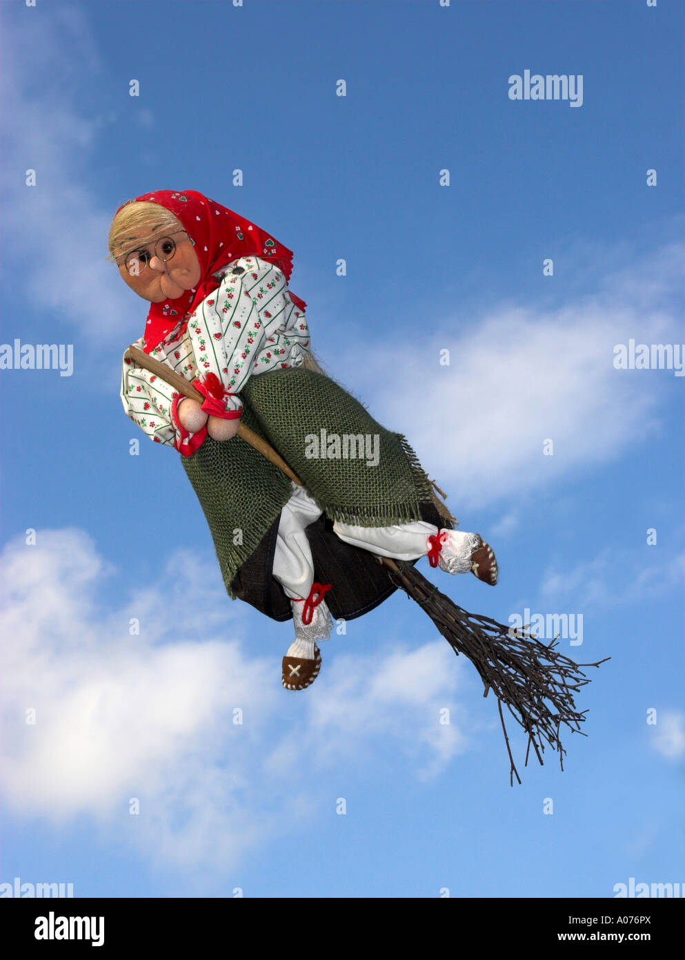 La strega in volo sulla sua scopa Foto Stock