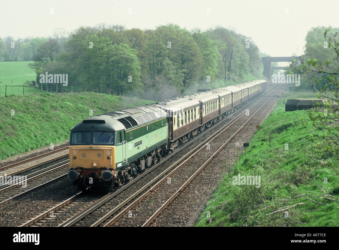 Una classe 47 locomotiva funzionante a Venezia Simplon Orient Express train escursione vicino Potbridge in Hampshire. Foto Stock Una classe 47 locomotiva funzionante a Venezia Simplon Orient Express train escursione vicino Potbridge in Hampshire. Foto Stock