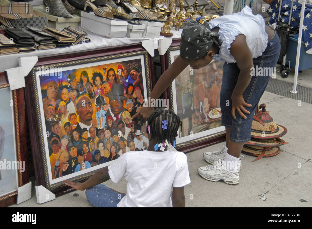 P24 065 Afroamerican Music Fest, due ragazze BK Guardare Collage di Rap Stelle, Hart Plaza, Detroit M Foto Stock