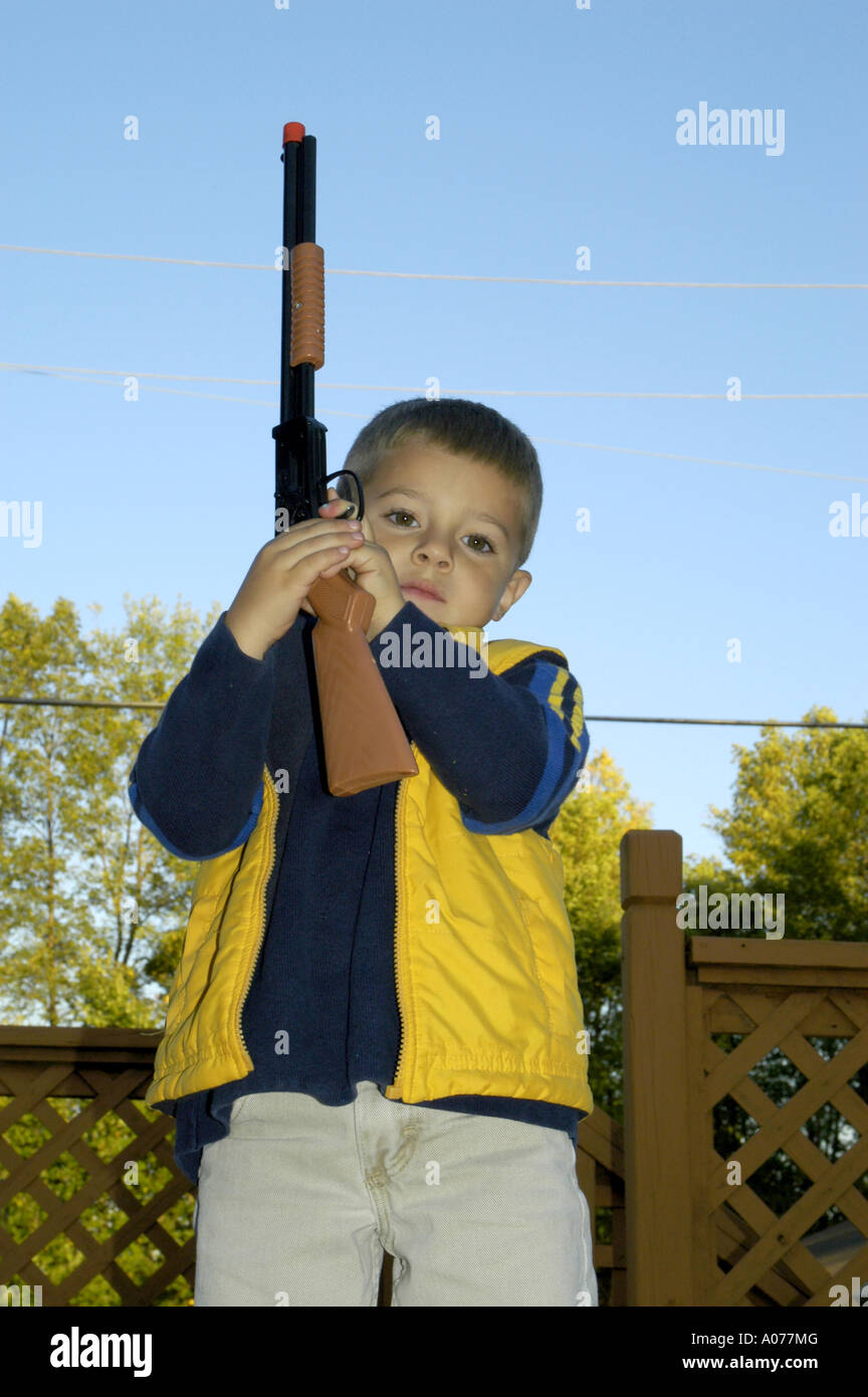 P4 134 3 anno di età con la pistola 2 Foto Stock