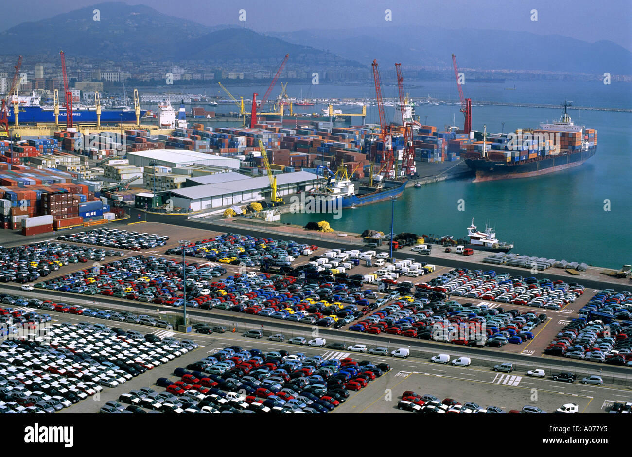 Vetture italiane attendono esportazione presso il porto di Salerno, Italia. Foto Stock