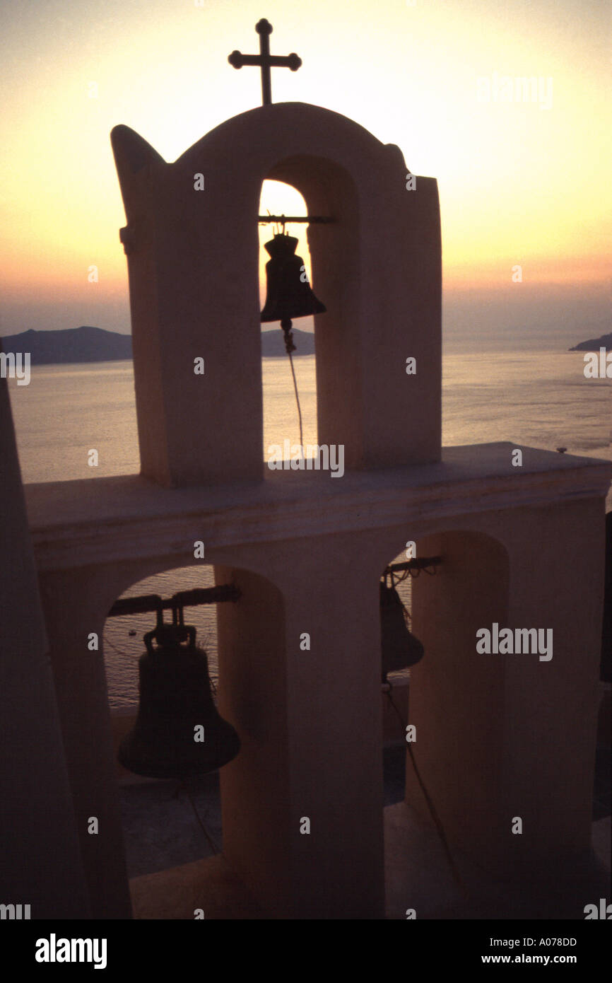 Le campane della chiesa tramonto Thira Fira Santorini Cyclades Mar Egeo grecia Europa Foto Stock