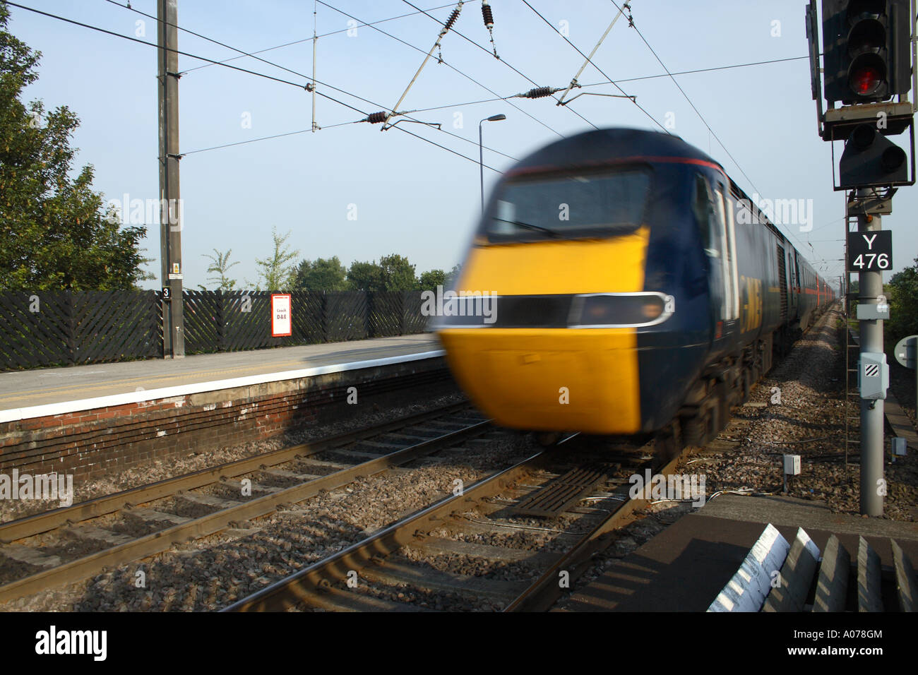 Treno ad alta velocità sulla east coast main line passando attraverso una stazione ferroviaria a Northallerton Foto Stock