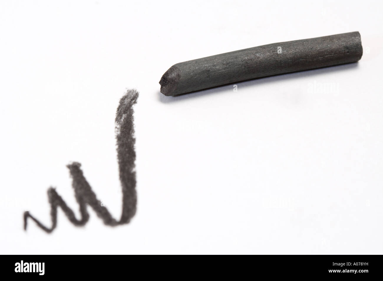 Segni di carboncino su carta Foto Stock