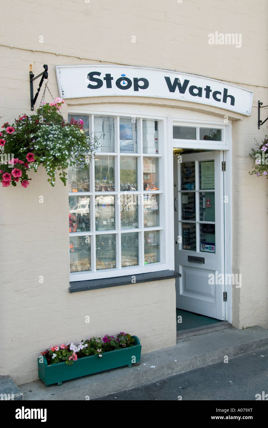 Padstow North Cornwall Inghilterra UK attraente piccolo piccolo negozio chiamato anteriore il cronometro sulla parete del porto waterfront Foto Stock