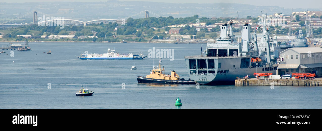 Royal Fleet flotta ausiliaria nave rifornimento Fort George docking a Devonport Naval Dockyard aiutare da rimorchiatori ferry boat & fiume ponte Tamar OLTRE IL REGNO UNITO Foto Stock