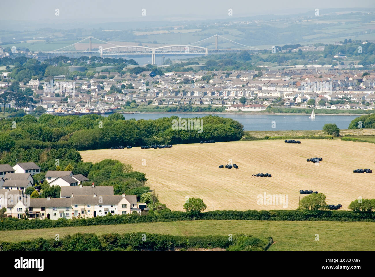 Isambard Kingdom Brunel ponte ferroviario e moderno ponte stradale sul fiume Tamar con Torpoint paesaggio urbano e Cornovaglia campagna agricola Inghilterra UK Foto Stock