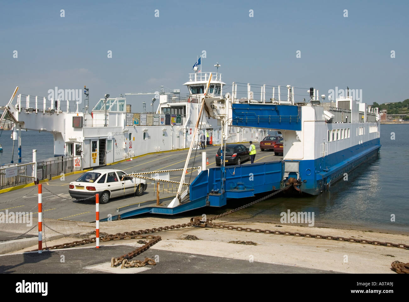 Auto che guida sul fiume Tamar veicolo e traghetto per la catena di passeggeri a Torpoint Cornwall prima di attraversare l'estuario del fiume Tamar per Devonport Devon Inghilterra UK Foto Stock