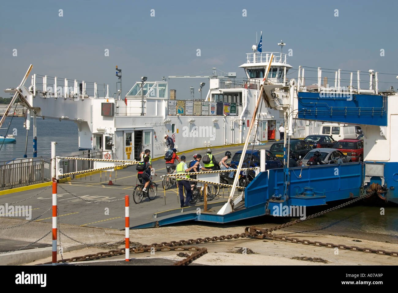 Ciclisti a bordo a Torpoint Cornwall Devonport Devon su veicolo e catena pedonale traghetto che attraversa Hamoaze all'estuario del fiume Tamar Inghilterra UK Foto Stock