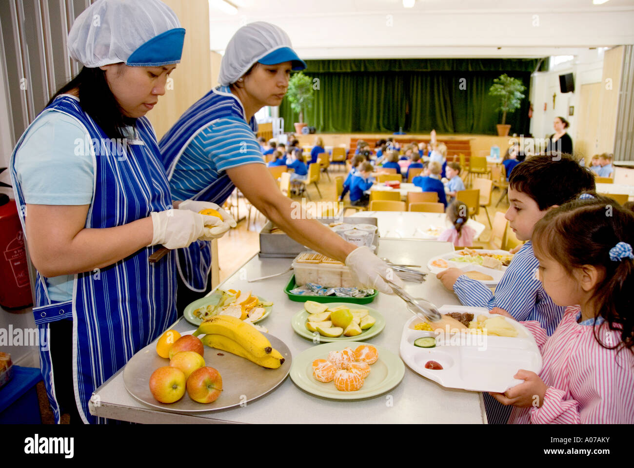 Frutta sani di essere servito per bambini in una mensa scolastica in Gran Bretagna Foto Stock