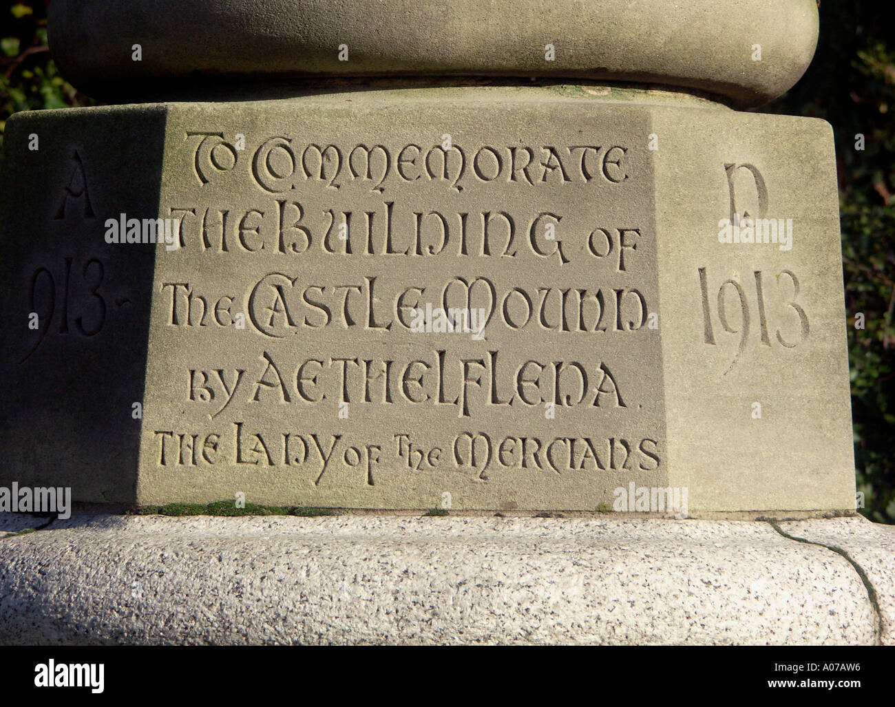 Base della statua Ethelfleda nel Castello di Tamworth motivi mostra iscrizione Foto Stock