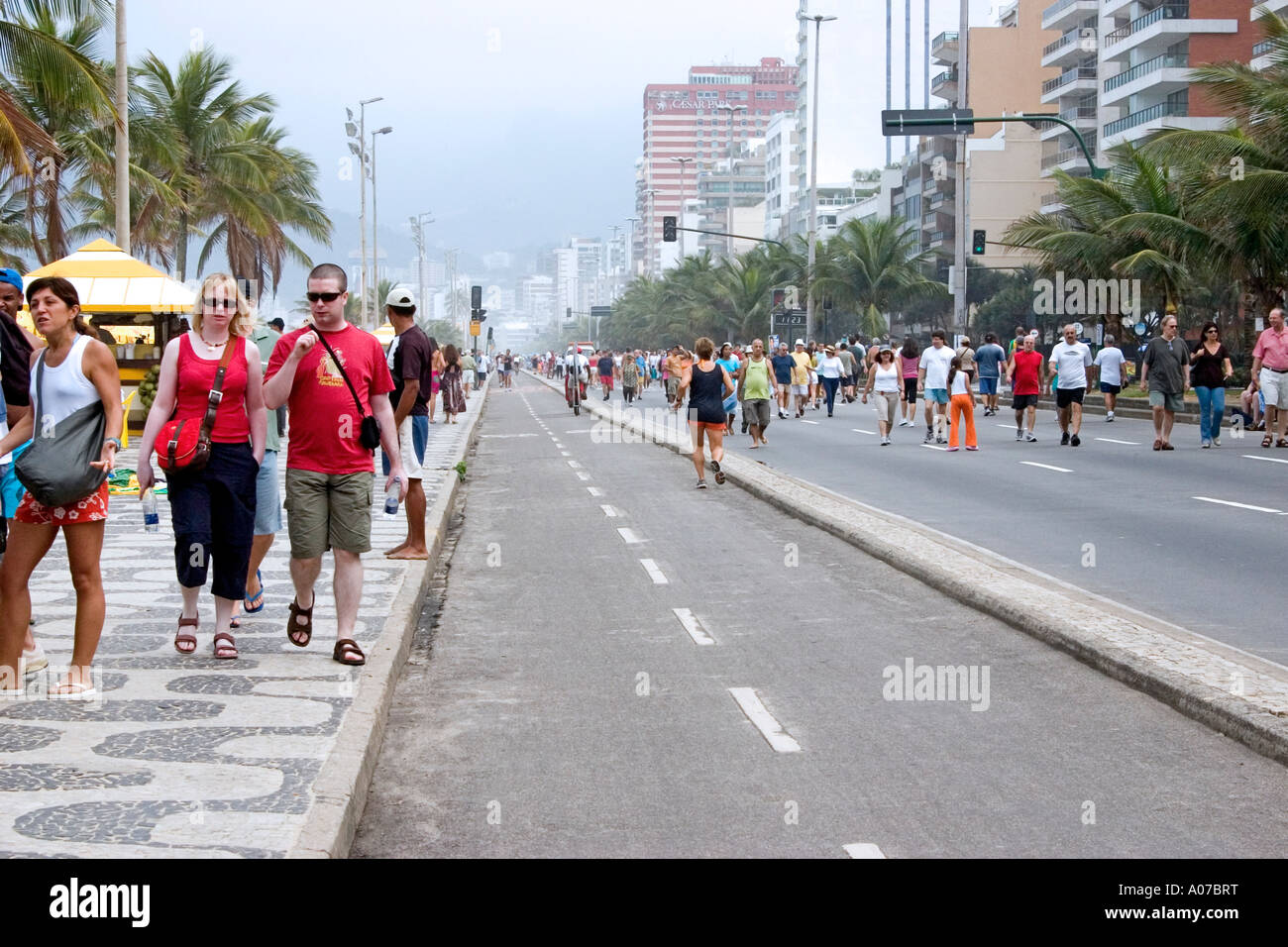 Persone che camminano nella pavimentazione e pista ciclabile a Ipanema a Rio de Janeiro in Brasile Foto Stock