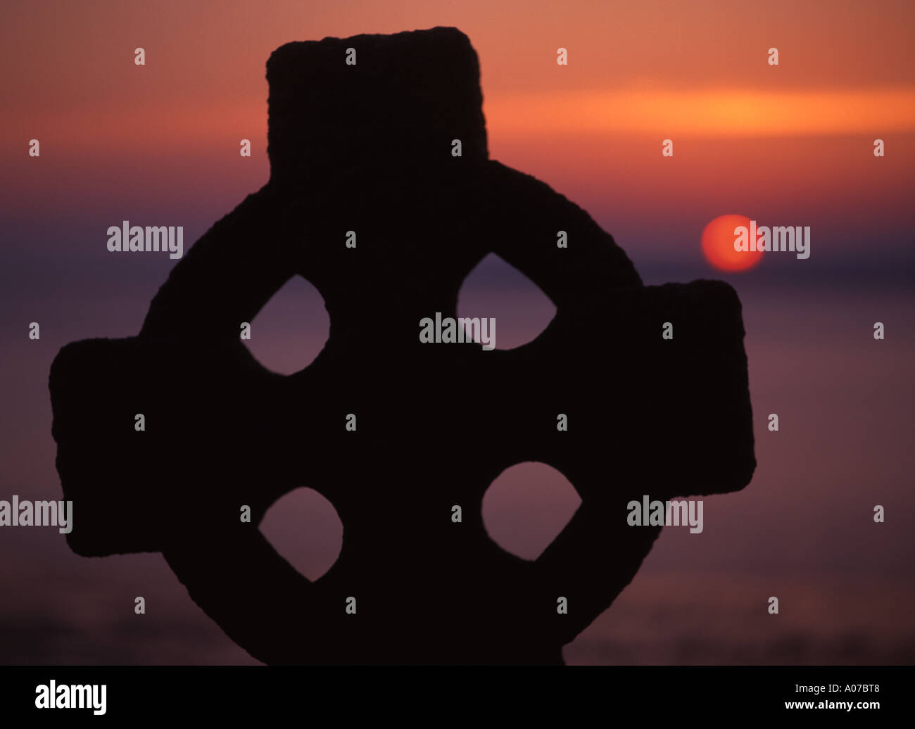 St Ismaele la Chiesa Carmarthenshire lapidi in forma di croce celtica al tramonto Wales UK Foto Stock