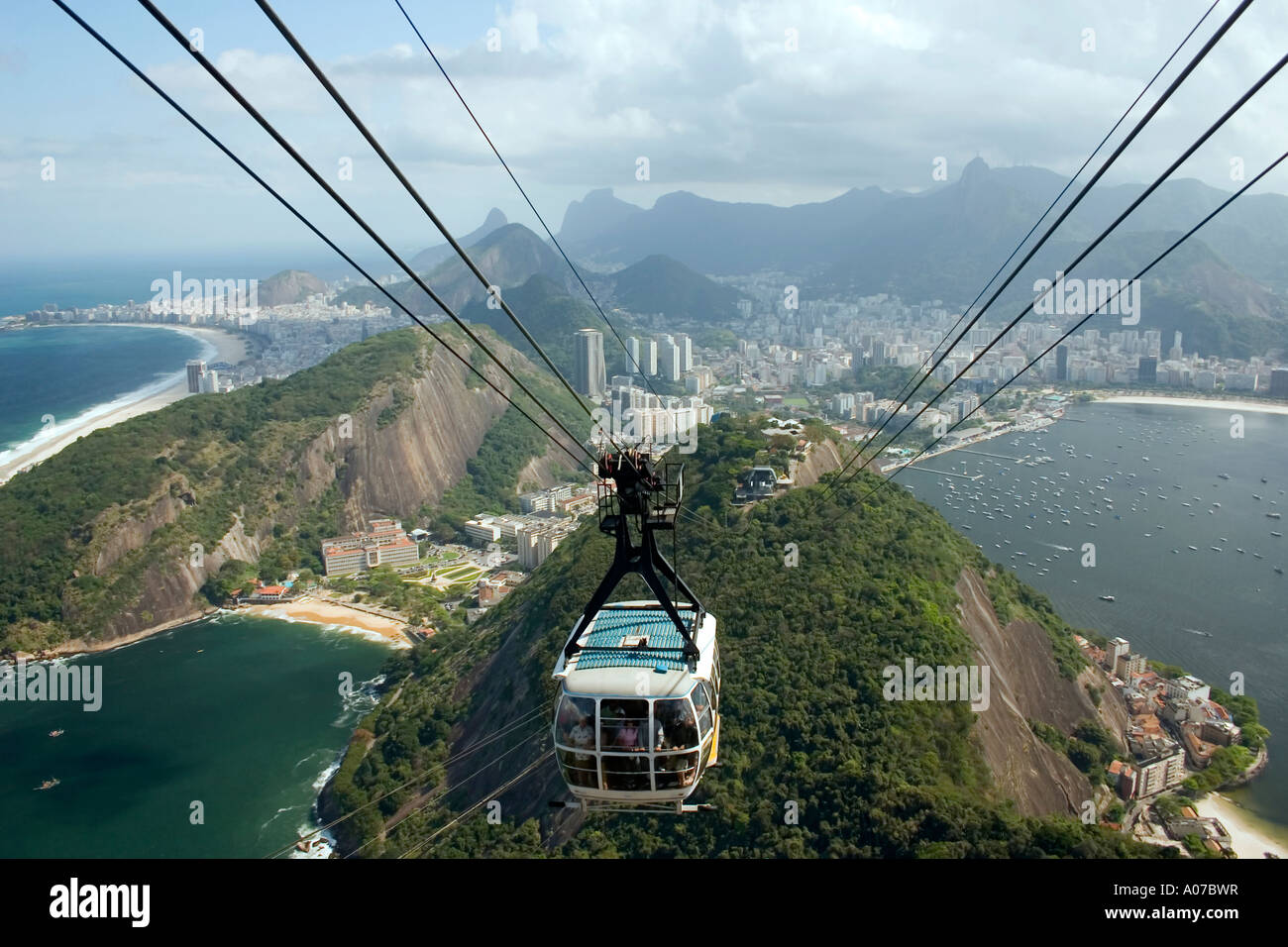 La funivia bondinho dal Monte Urca al pan di zucchero di Rio de Janeiro in Brasile Foto Stock