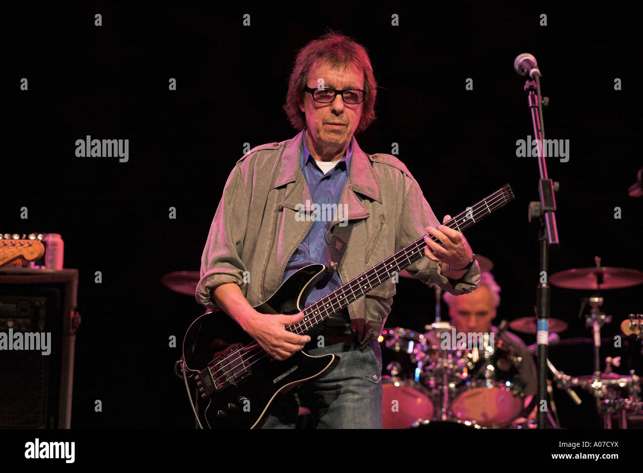 Bill Wyman playing electric bass guitar Foto Stock