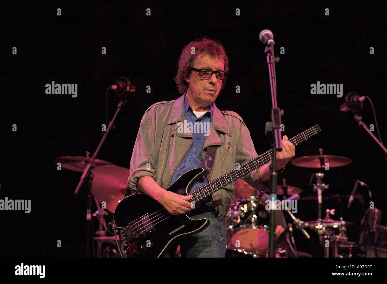 Fotografia di stock di Bill Wyman playing electric bass guitar Foto Stock