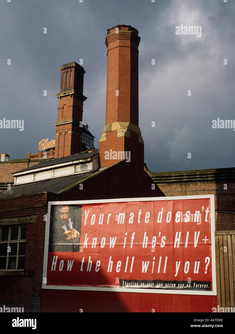 Manchester inizio AIDS Poster con camini di vecchi Chesters birreria Foto Stock