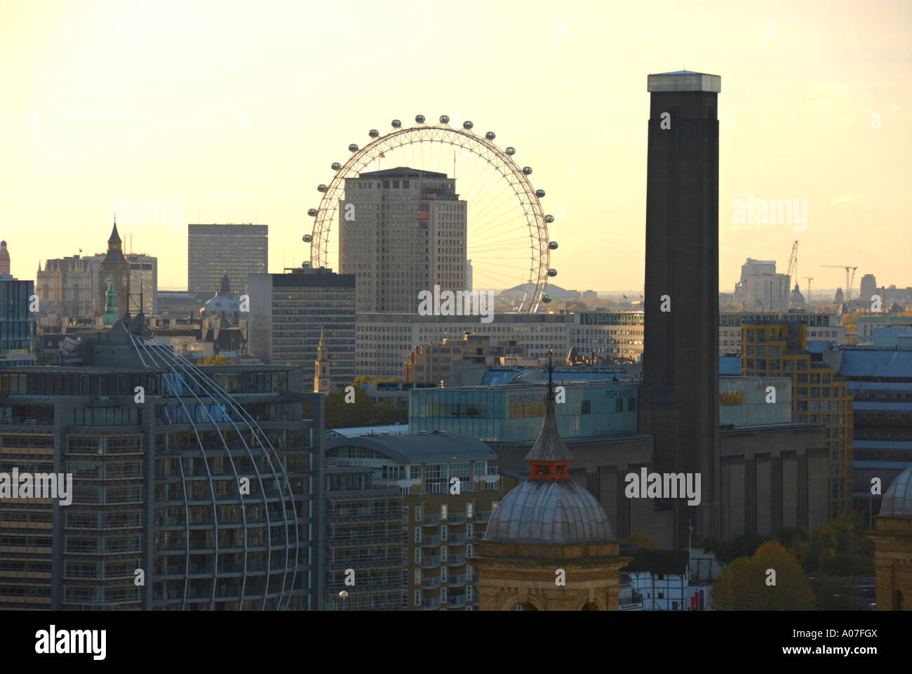 Vista sul tetto della skyline di Londra tra cui la Tate Modern e il London Eye Foto Stock