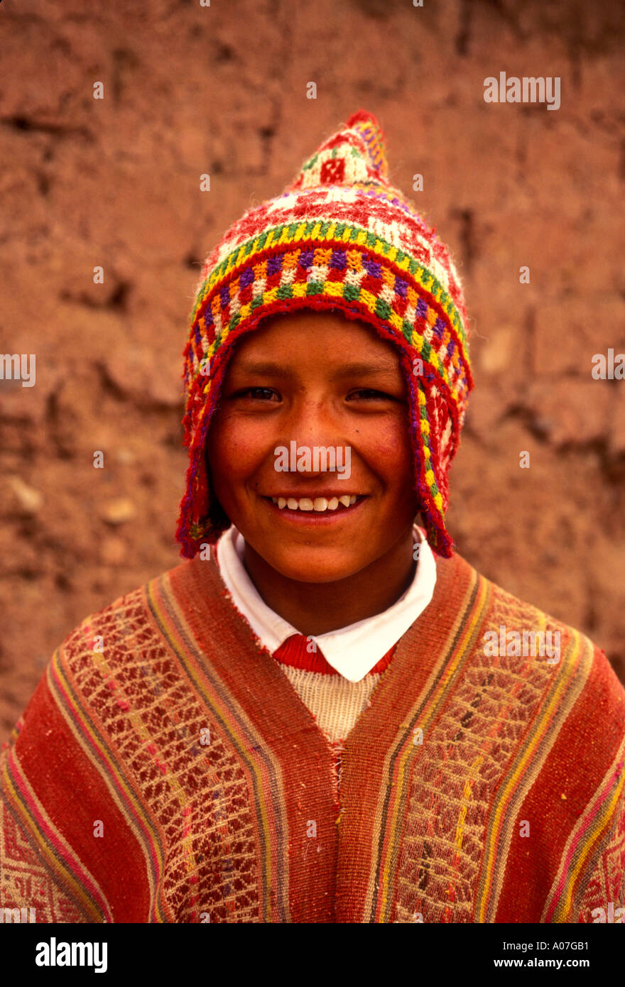 1, uno, Quechua ragazzo indiano, Indiani Quechua, boy, adolescente, adolescente, contatto visivo, vista frontale, ritratto, Cuzco, Provincia di Cuzco, Perù, Sud America Foto Stock