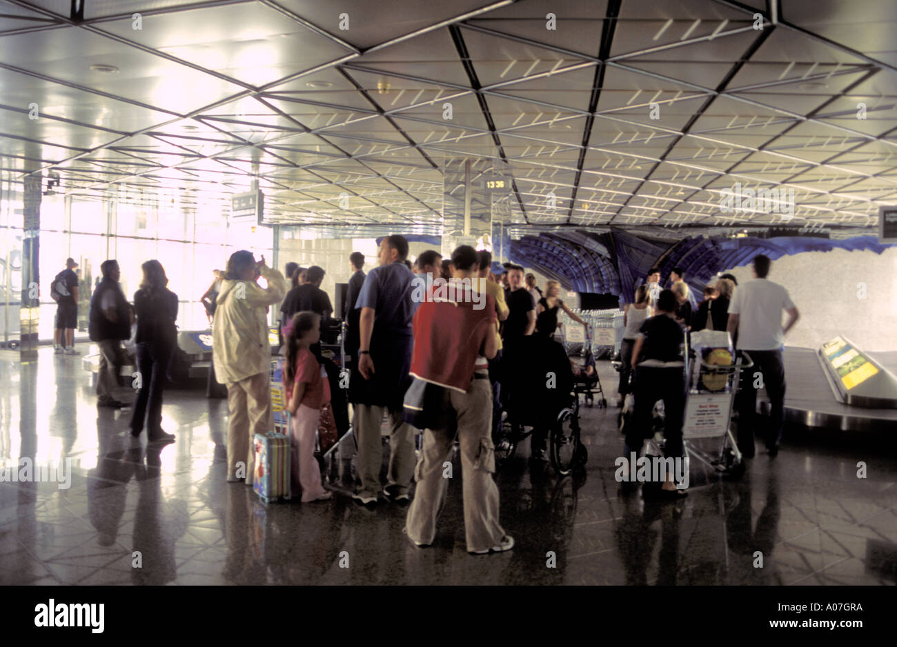 Il lounge degli arrivi a M. R.Stefanik Aeroporto, Bratislava. I turisti la raccolta bagagli presso il reclamo bagagli. Foto Stock