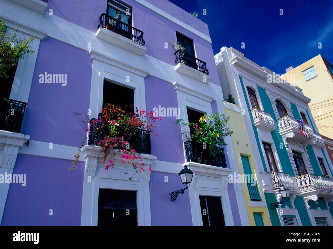 Architettura lungo Calle Tetuan, quartiere storico, la Città Vecchia di San Juan, San Juan, Puerto Rico Foto Stock