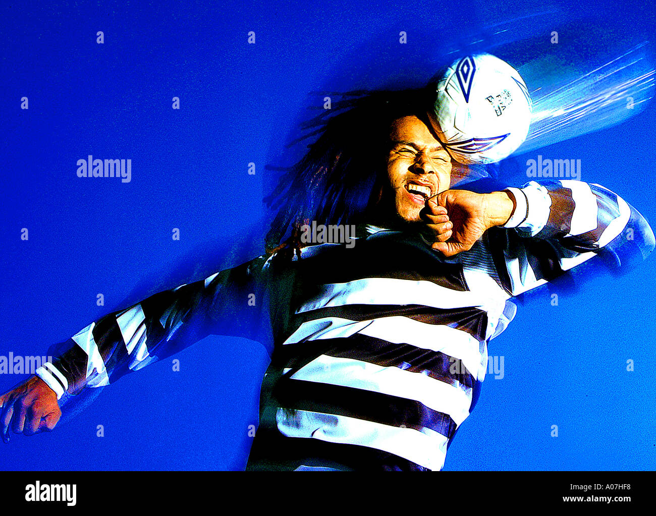 Vitalità, azione, Autorità, illusione, determinazione, sforzo, Specialità, orizzontale, Studio Shot, piena lunghezza, 30-34 anni, calcio Foto Stock