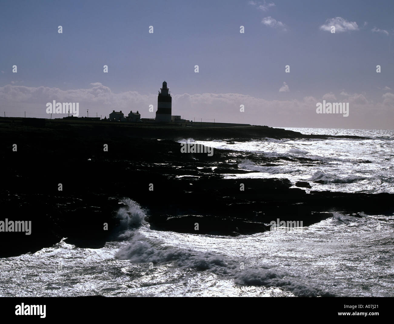 Testa a gancio co wexford REPUBBLICA DI IRLANDA EUROPA Ottobre Faro di Hook su un promontorio roccioso stagliano contro un cielo chiaro Foto Stock