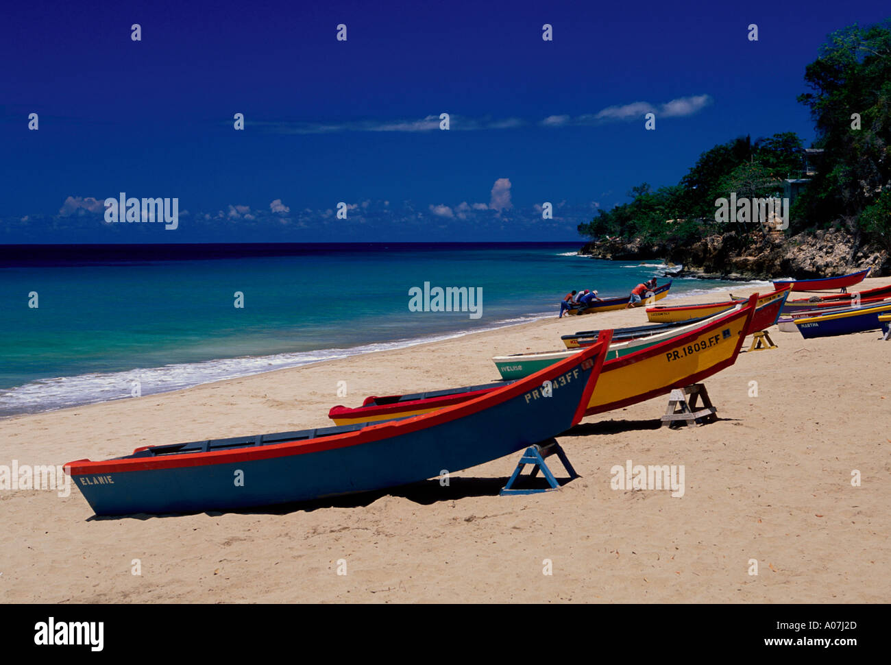 Barche da pesca barca Crash Beach, a nord di Aguadilla, Porta del Sol, pianure costiere Valley, Puerto Rico, Caraibi, West Indies Foto Stock