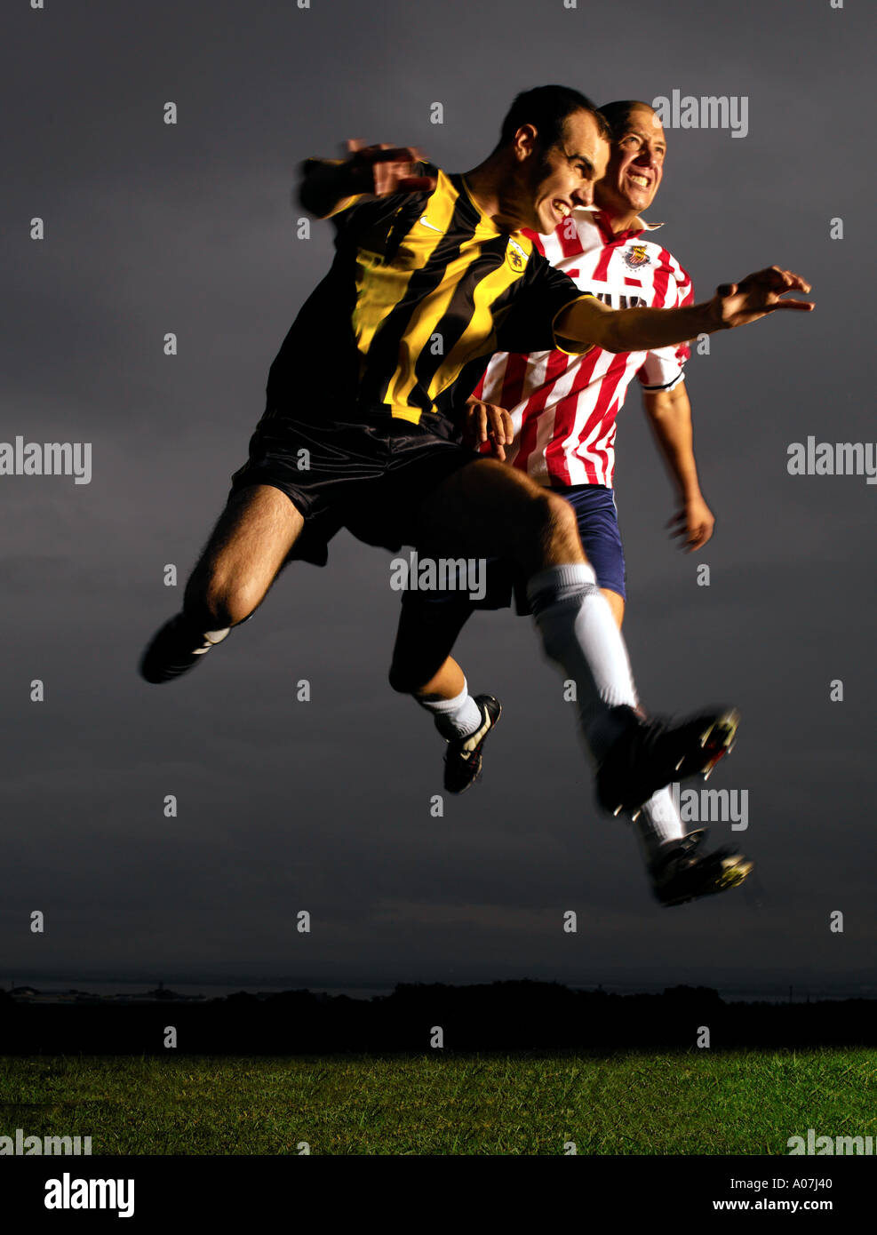 Azione, sforzo, sfida, Sport, orizzontale, a piena lunghezza e all'aperto, 30-34 anni, vista frontale, calcio, aspetto caucasico. Foto Stock