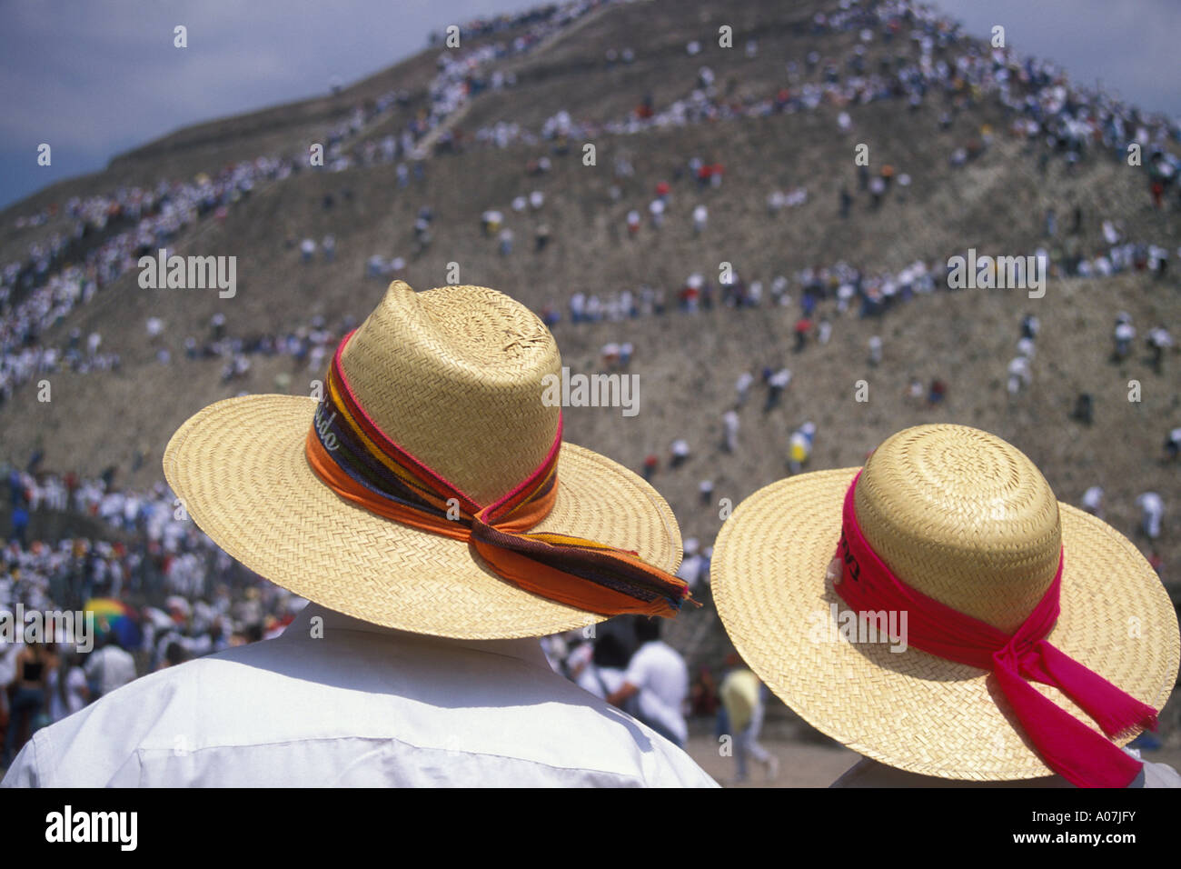 Pellegrini visitano la Piramide del sole durante la celebrazione della festa di primavera ( o Festival di Primavera ) nelle rovine di Teotihuacán, Messico Foto Stock