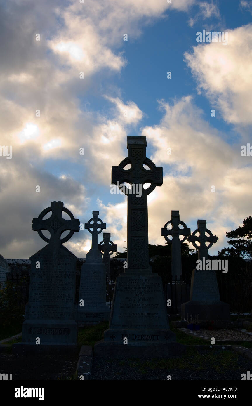 Croci celtiche in un cimitero vicino a Dublino, Irlanda Foto Stock