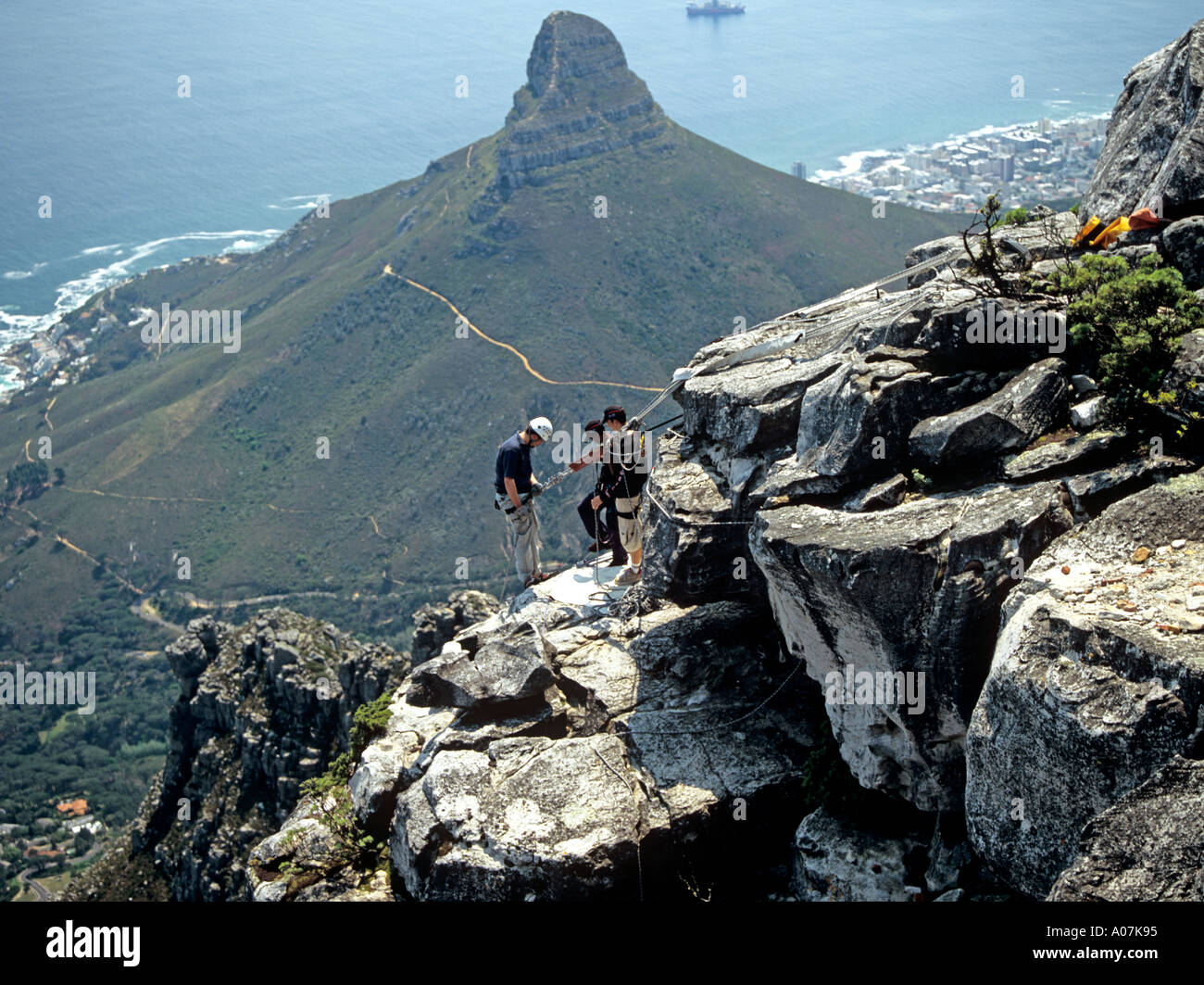 Città del Capo SUD AFRICA Ottobre la discesa in corda doppia dalla cima della montagna della tavola con i Lions Head in background Foto Stock