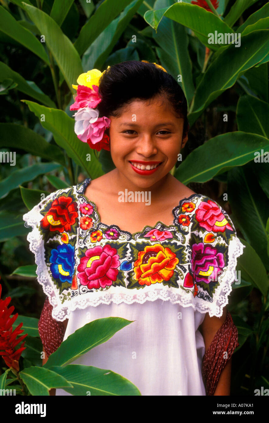 1 una ragazza messicana, contatto visivo, vista frontale, mezza lunghezza verticale, ragazza Maya indossando huipil di Merida nello Yucatan Stato nella penisola dello Yucatan in Messico Foto Stock