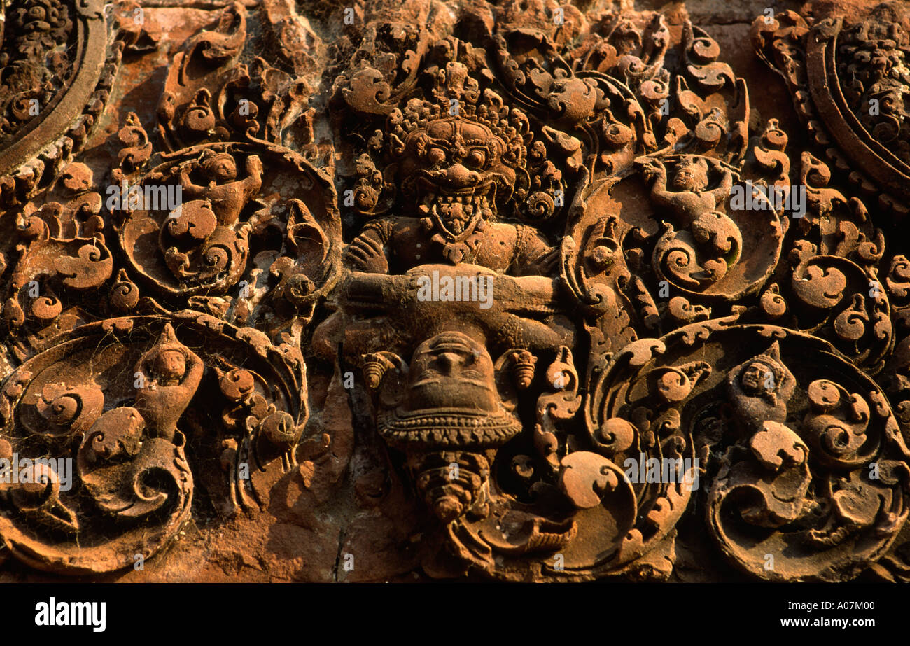 Santa e peccatrice carving al Banteay Srei Tempio Cambogia Foto Stock