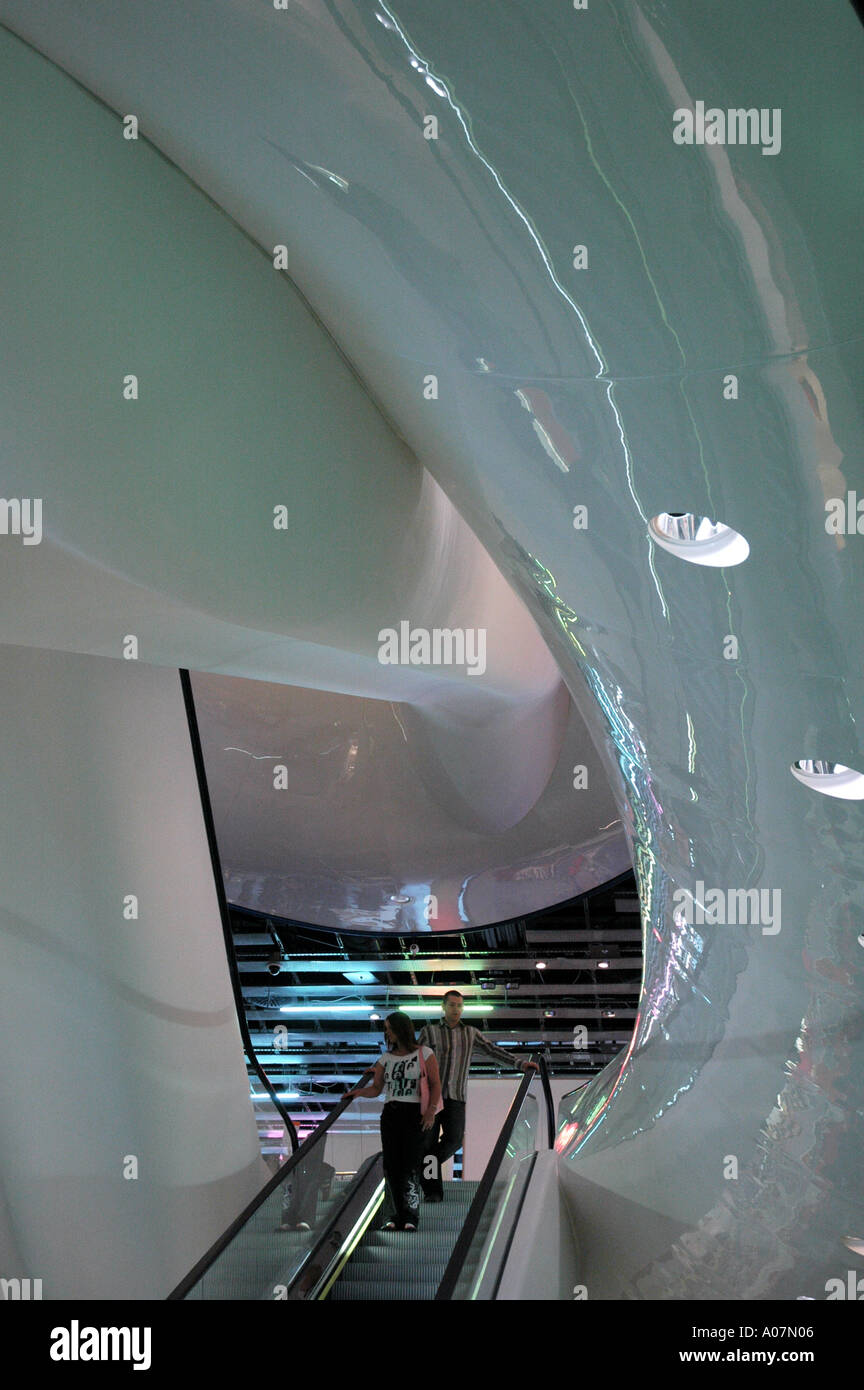 Interior excalators e pozzo luce in magazzini Selfridges Birmingham Bullring REGNO UNITO Foto Stock