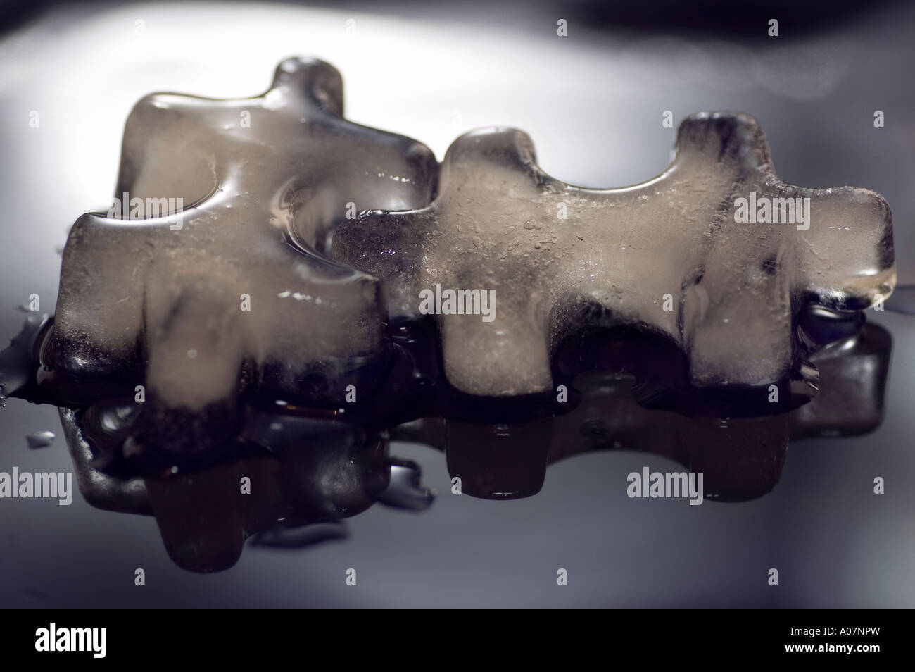 Due Puzzle a forma di cubetti di ghiaccio Foto Stock